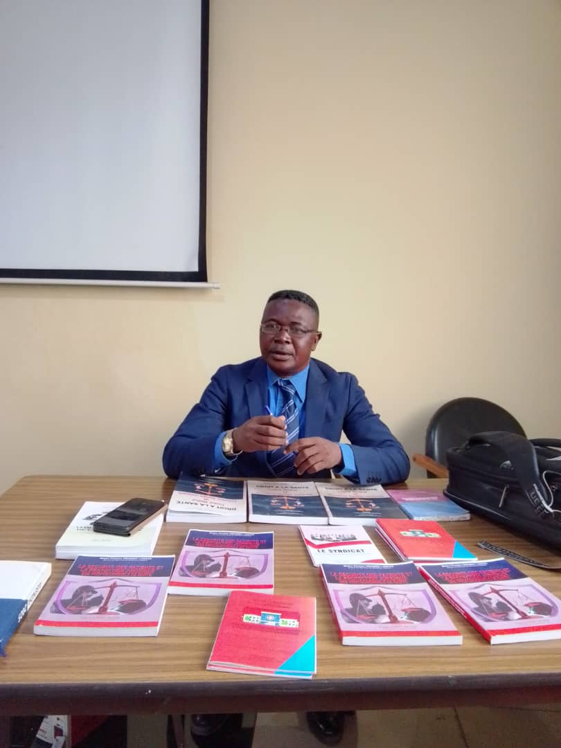 Me Charles Omambo Loseke avec ses ouvrages